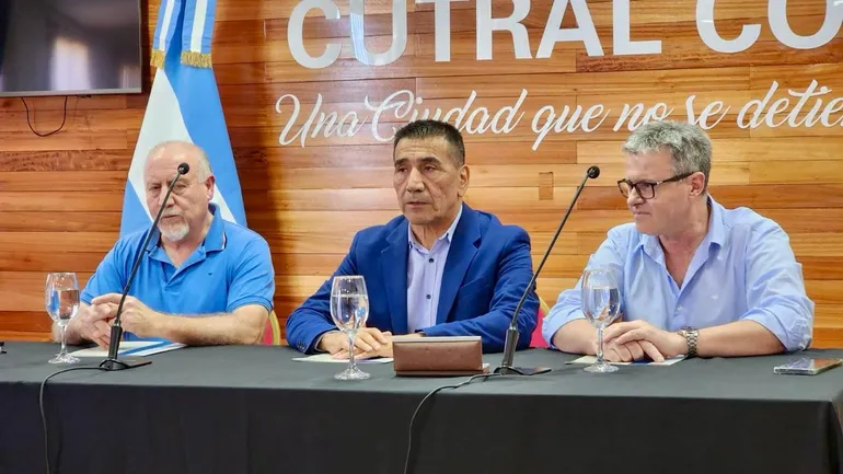 Los intendentes de Cutral Co y Plaza Huincul, Ramón Rioseco y Claudio Larraza, junto al representante de la cooperativa El Petróleo, Hugo Quezada. Gentileza www.lapuebla.net